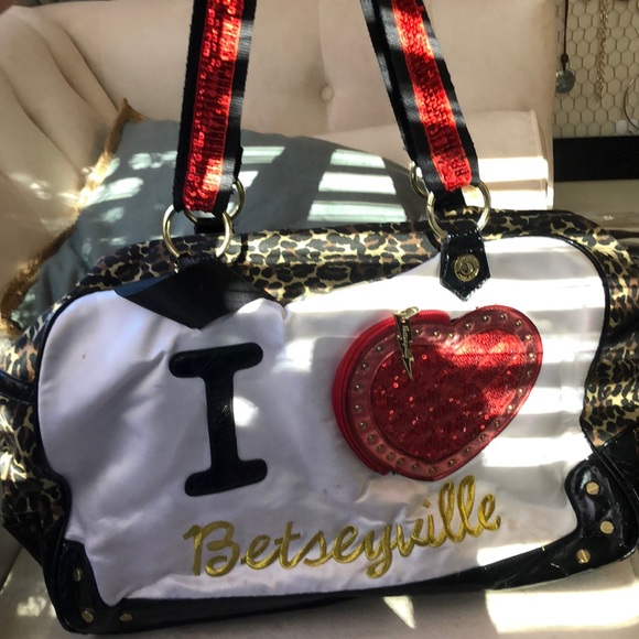 Handbags - I 💛 Betseyville weekender bag
